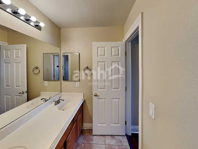 Building Photo - 8845 Red Fox Dr