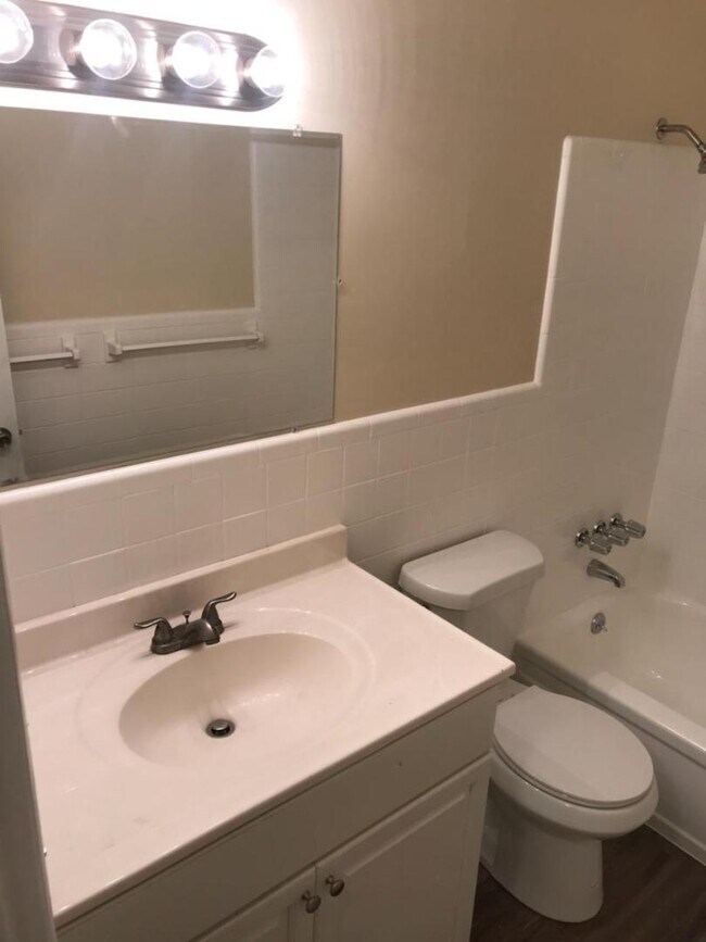 Building Photo - 416 N Grandview Ave