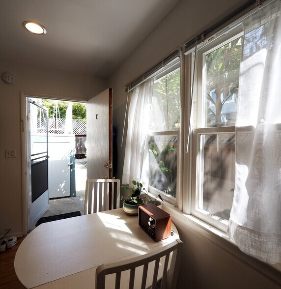 Private entrance w/screen - 828 7th St