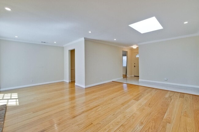 Building Photo - Beautiful 4 bedroom, 3 bath in desirable C...