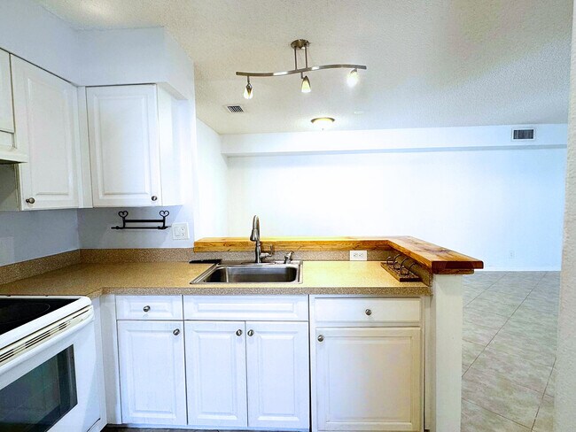 Building Photo - 14893 Wedgefield Dr