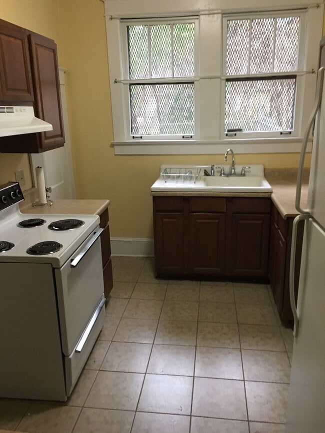 Building Photo - Cute Bungalow- **$200 off first months rent**