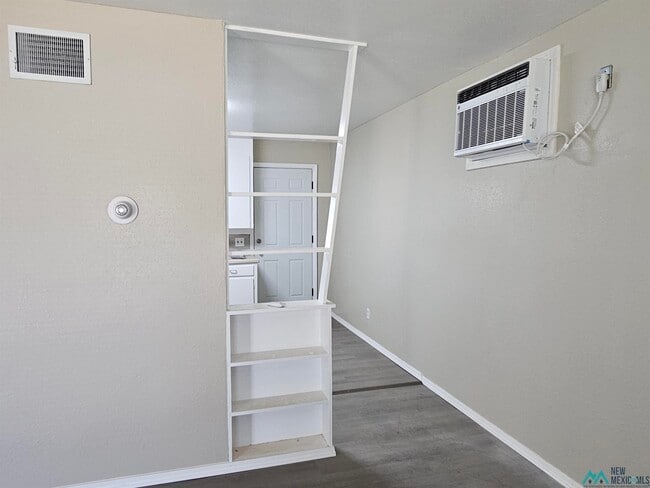 Building Photo - 105 E Plaza Dr