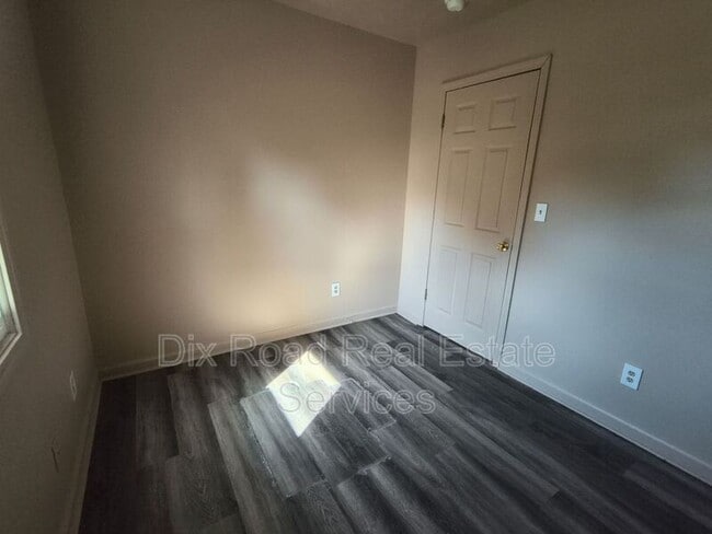 Building Photo - 2308 Waneta Ave