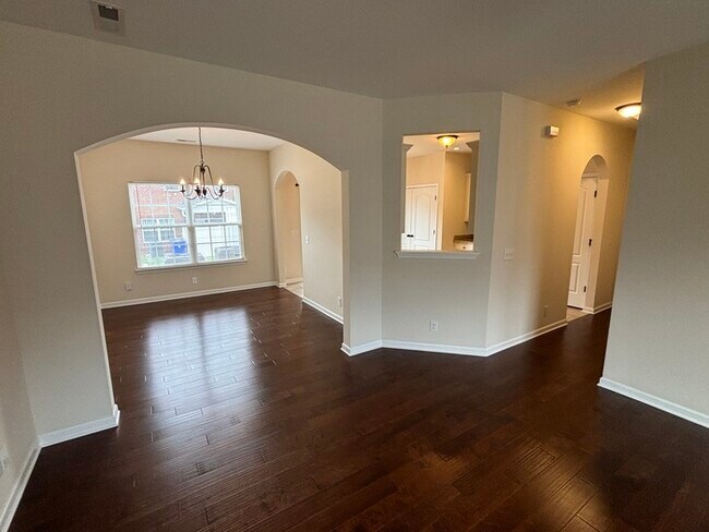 Building Photo - White House townhome available with 1 car ...