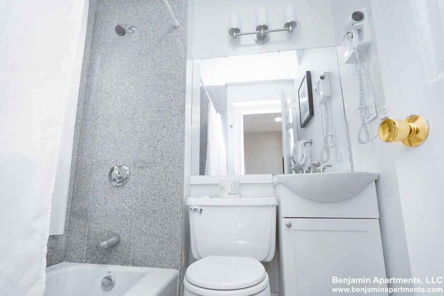 Building Photo - 16 Cedar Ln Way