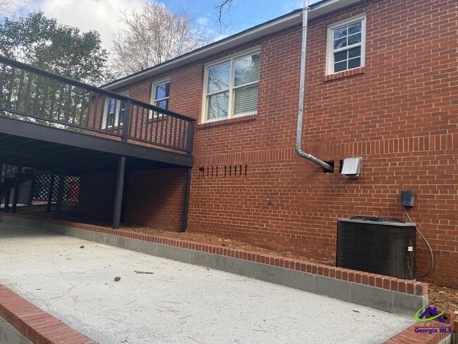 Building Photo - 2740 Northwoods Dr S