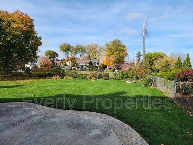 Building Photo - 120 68th Pl