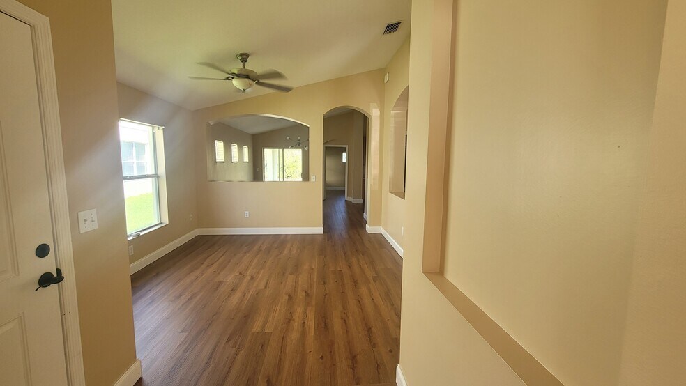 Building Photo - 8241 Crescent Moon Dr