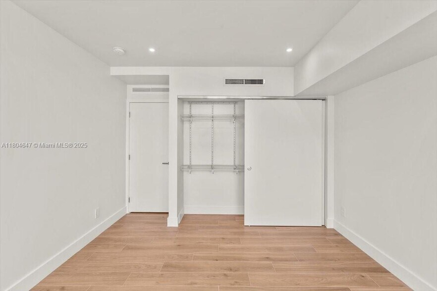 Building Photo - 1430 Brickell Bay Dr