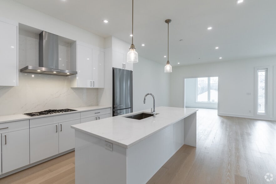 Interior Photo - Centro Larchmont