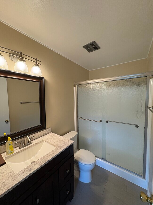 Master bathroom - 5001 Stoney Creek Rd