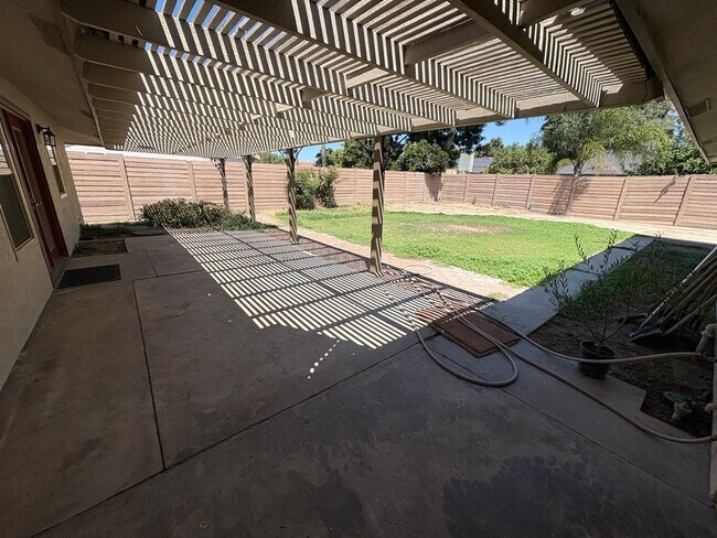Building Photo - 2322 E Vassar Dr