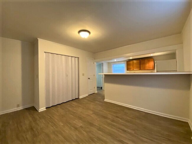 Building Photo - 1/2 MO/OFF SPECIAL - 3 bed/2 bath Fenced yard