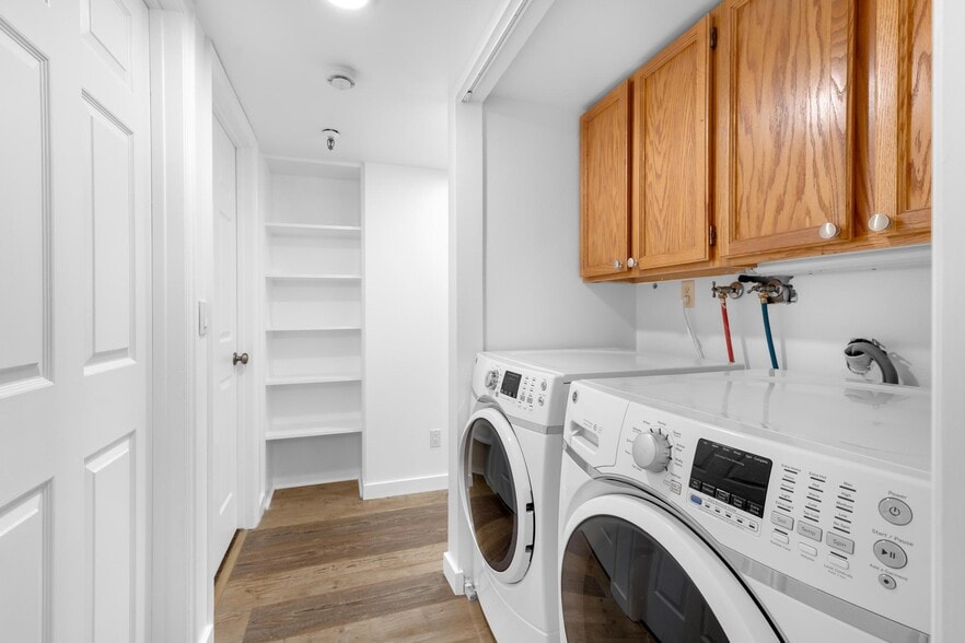 Laundry area with lots of storage - 1650 Upper Ironhorse Loop