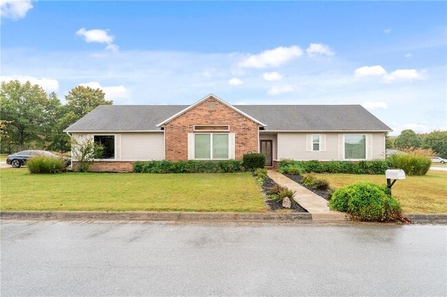 Building Photo - 1552 S Tally Ho Dr