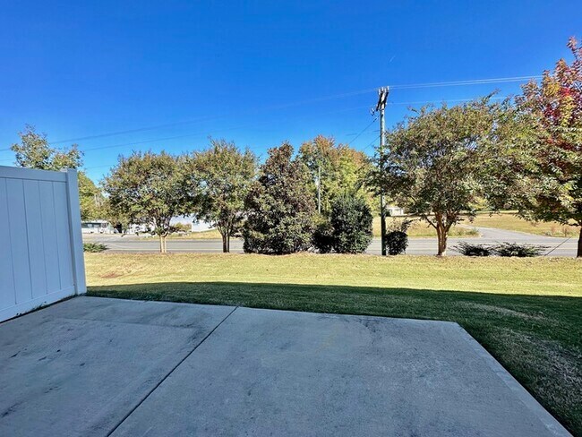 Building Photo - Beautiful 4 bedroom, 3 bath townhome end u...