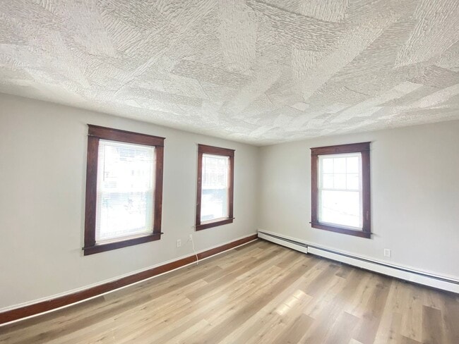 Building Photo - 125 N Main St