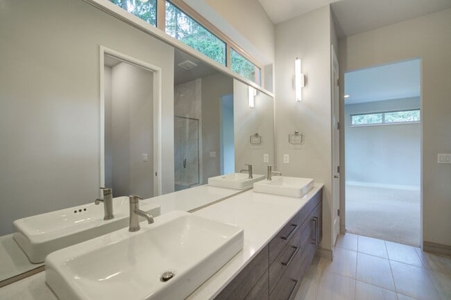 Building Photo - 4Bd/3Ba Bellevue Townhouse