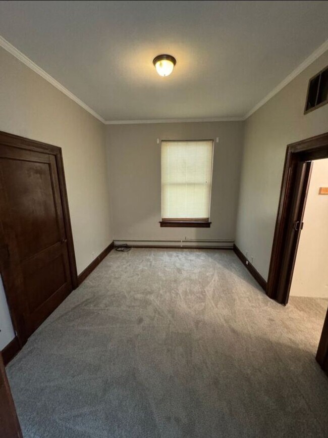 Building Photo - 1 bedroom/ 1 bath Upstairs Apartment