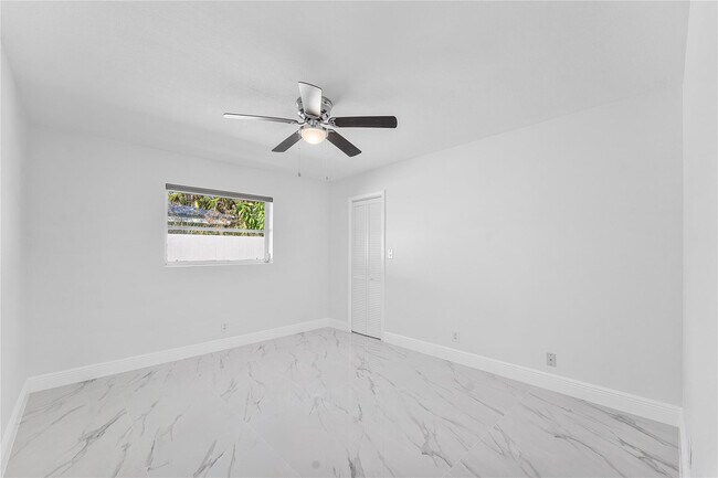 Building Photo - 2443 NE 26th St