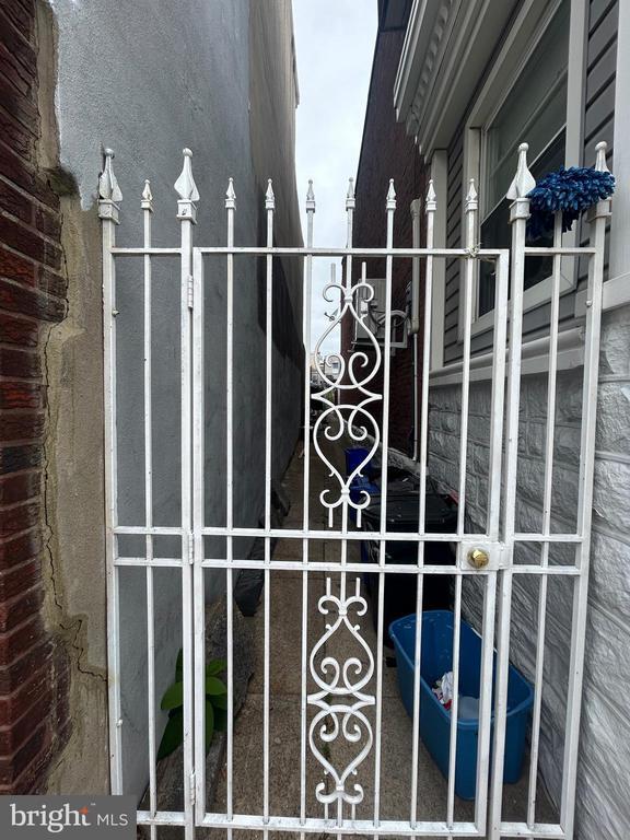 Building Photo - 3030 Edgemont St