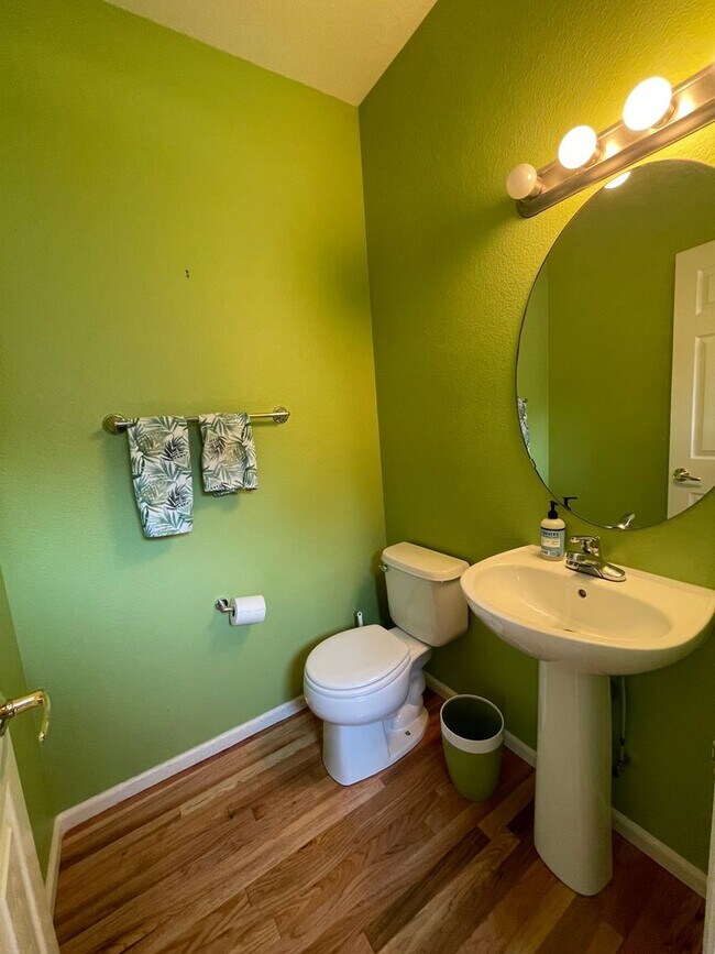 Building Photo - 2 bed 2.5 bath available NOW!