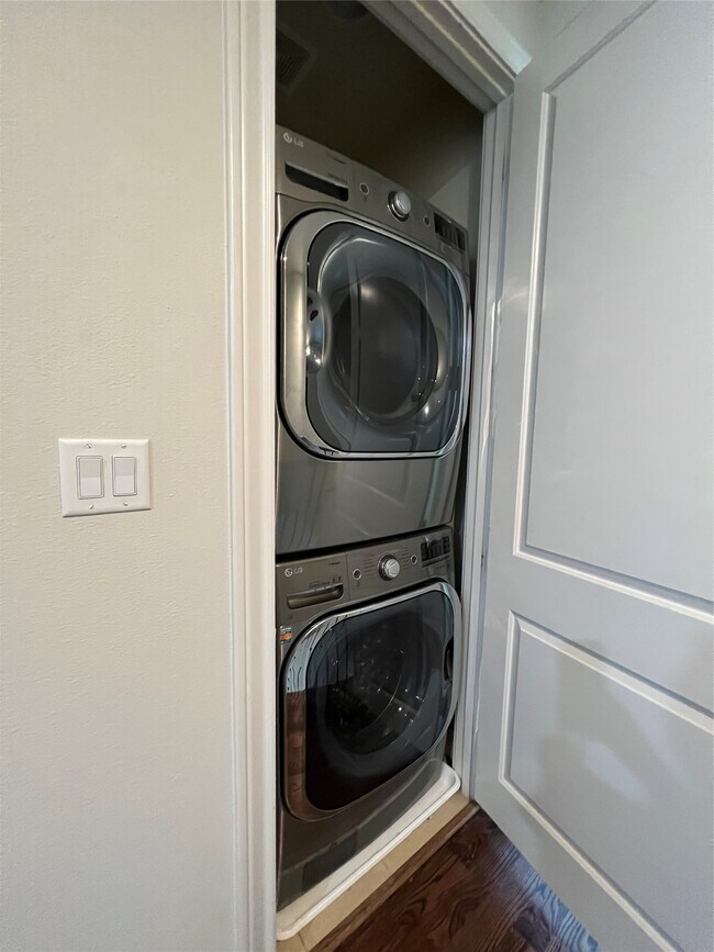 Building Photo - 3255 Maxroy St