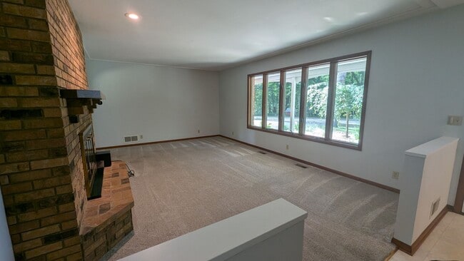 Building Photo - 7907 W R Ave