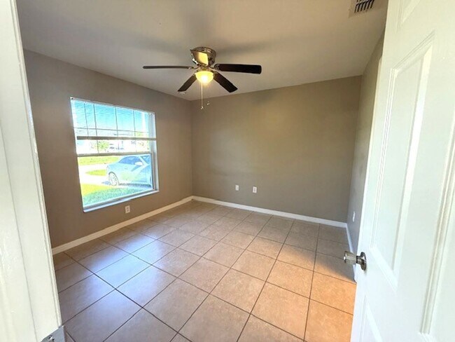 Building Photo - Spacious 3 Bed / 2 Bath Home with Large Ba...