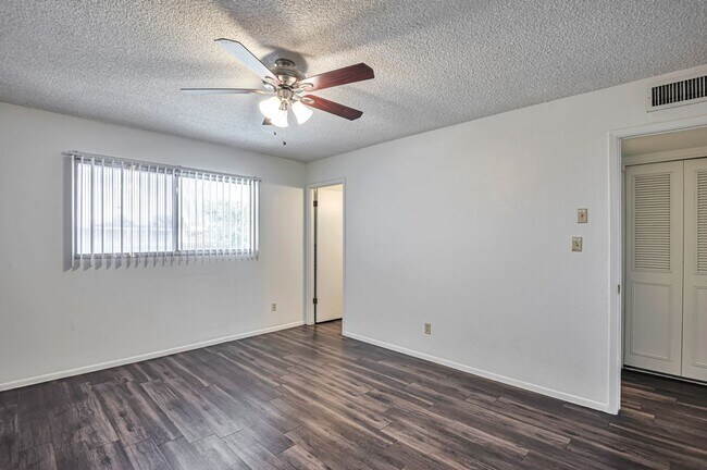 Building Photo - 6 Bedroom 3.5 Bath, Large Pool and Backyard