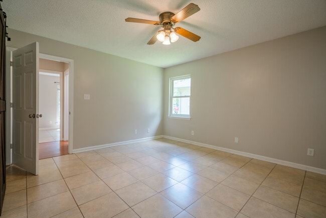 Building Photo - 122 Longleaf Cir
