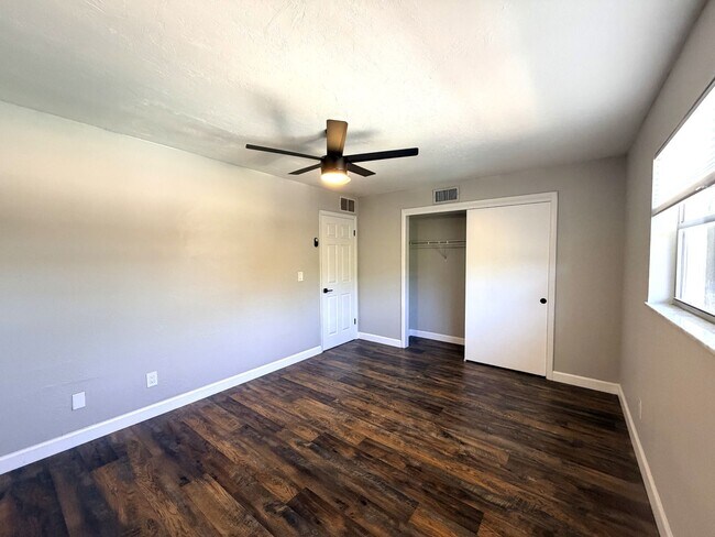 Building Photo - FIRST MONTH'S FREE RENT 2/1 STUNNING CONDO IN FT. MYERS, FL
