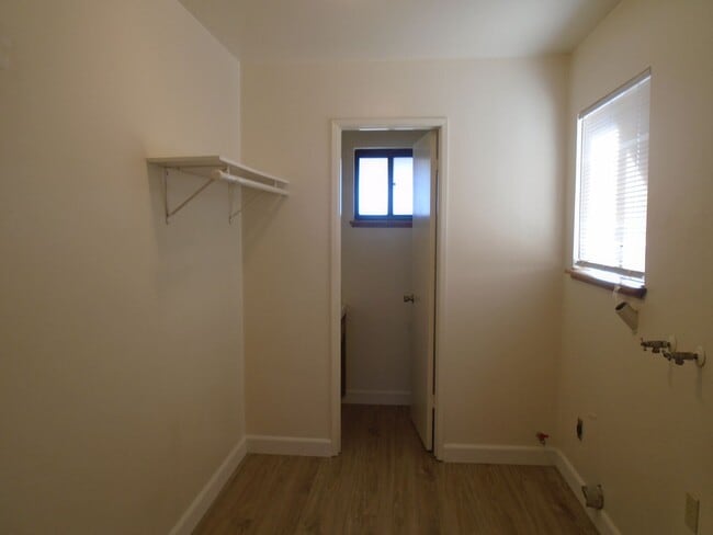 Building Photo - SW BAKERSFIELD--WON'T LAST LONG !  Applica...