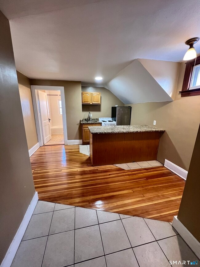 Building Photo - 62 Quaker Ln S