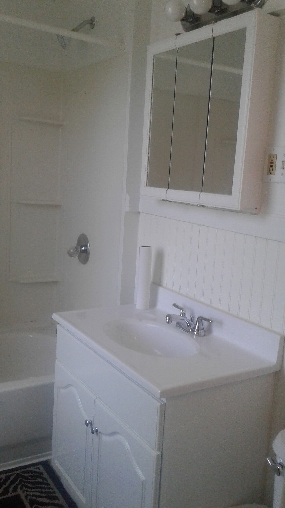 Building Photo - 416 E 3rd St