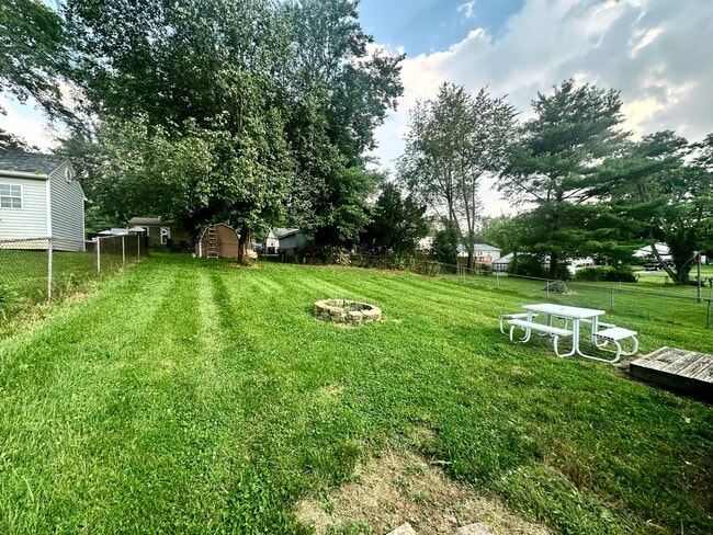 Building Photo - Beautifully Updated 3-Bed, 2-Bath Tri-Leve...