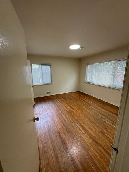 Building Photo - 548 Kelton Ave