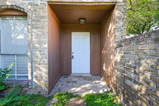 Building Photo - 8646 Maplecrest Dr