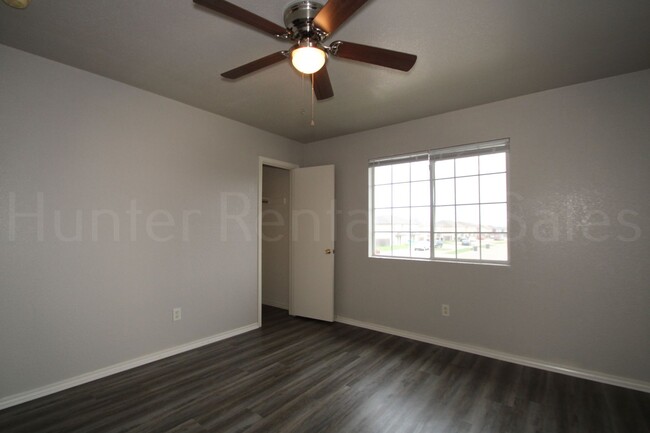 Building Photo - Amazing Three-Bedroom Townhome!