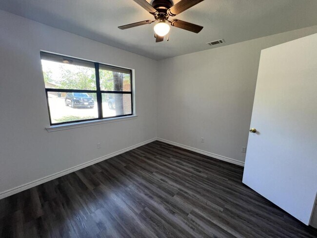 Building Photo - 205 Jason Dr