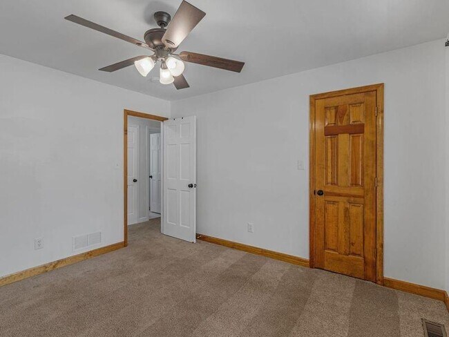 Building Photo - 305 Riverbend Dr