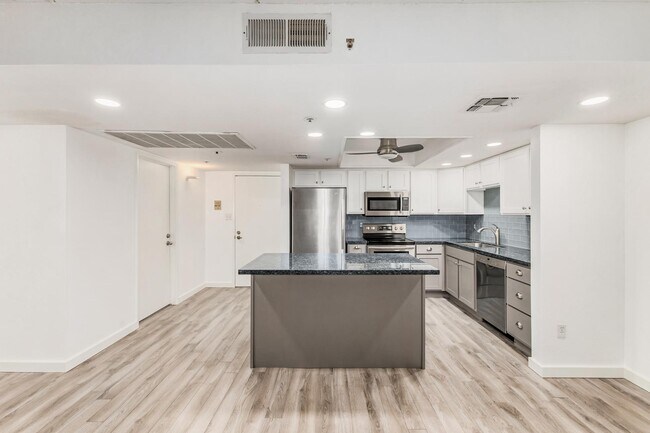 Building Photo - 7950 E Camelback Rd