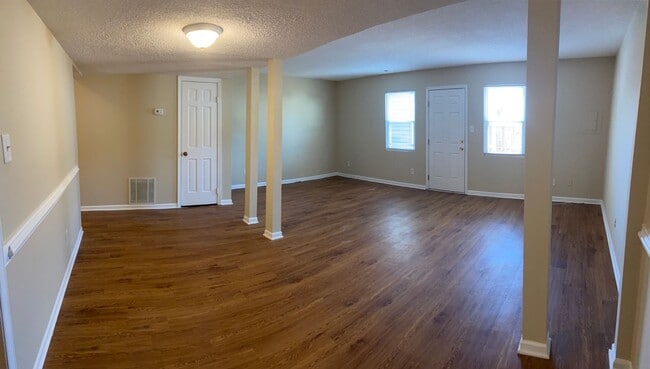 Building Photo - Spacious Townhouse with Fenced Backyard