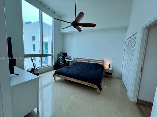 Building Photo - 300 S Biscayne Blvd