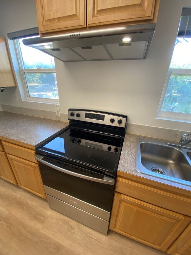 Building Photo - Move-In Ready!