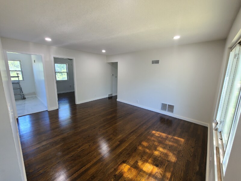 Building Photo - 7125 Askew Ave