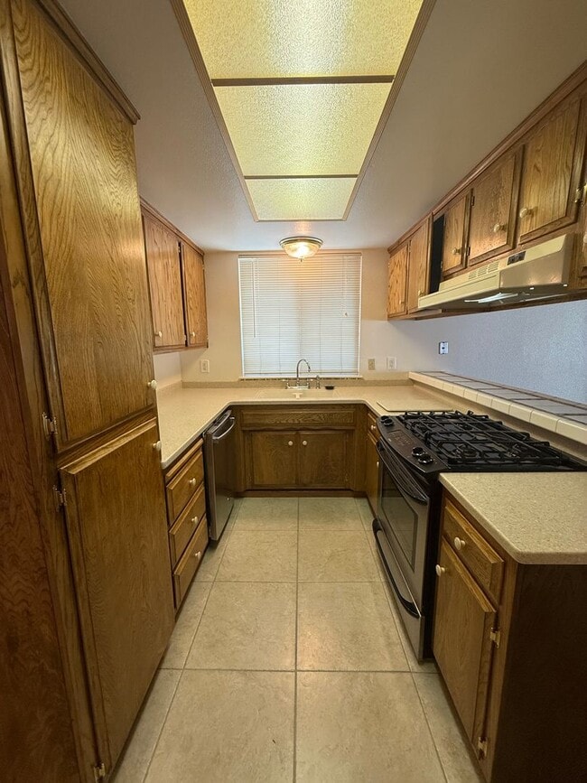 Building Photo - 3 bed 2 bath home available now!