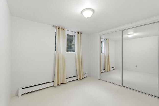 Building Photo - Beautiful 5-bed, 3.5 bath townhome steps from hiking trails and West Pearl St