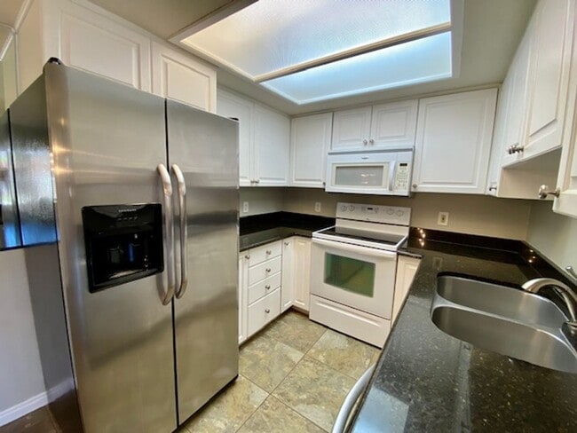 Building Photo - 2 BEDROOM APARTMENT DOWNTOWN IN ST. GEORGE